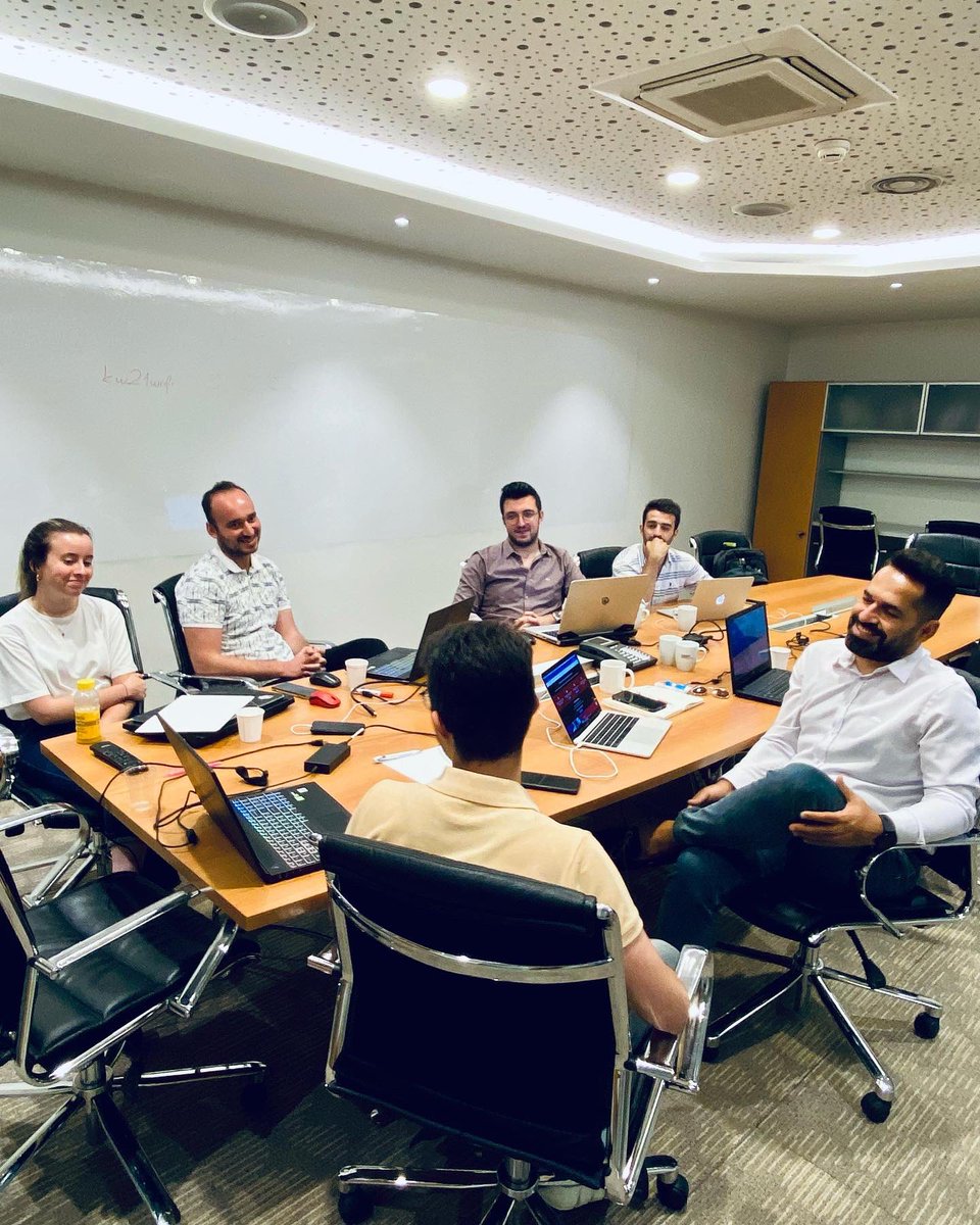 velibahceci's tweet photo. Bugün @kworkscenter ‘22 startuplarına verdiğimiz mentorluklerin 3. seansını yaptık. Hem büyüme stratejileri hem de veri odaklı dijital pazarlama konularında harika iç görüler ve aksiyon planları önerdik.İlerde unicorn olmalarını gönülden dilediğim bu startuplara başarılar dilerim https://t.co/kAbGTbdZDb