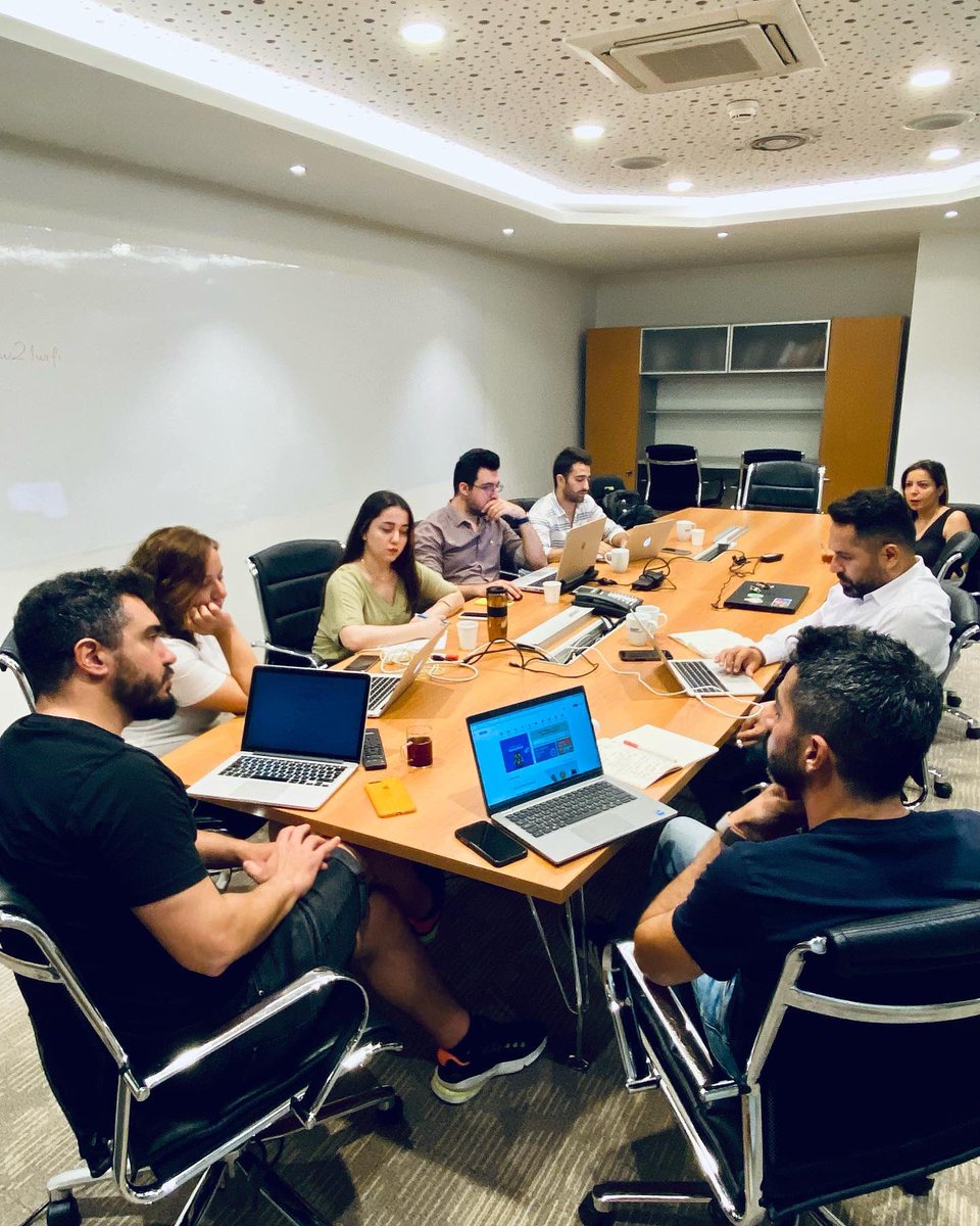 velibahceci's tweet photo. Bugün @kworkscenter ‘22 startuplarına verdiğimiz mentorluklerin 3. seansını yaptık. Hem büyüme stratejileri hem de veri odaklı dijital pazarlama konularında harika iç görüler ve aksiyon planları önerdik.İlerde unicorn olmalarını gönülden dilediğim bu startuplara başarılar dilerim https://t.co/kAbGTbdZDb