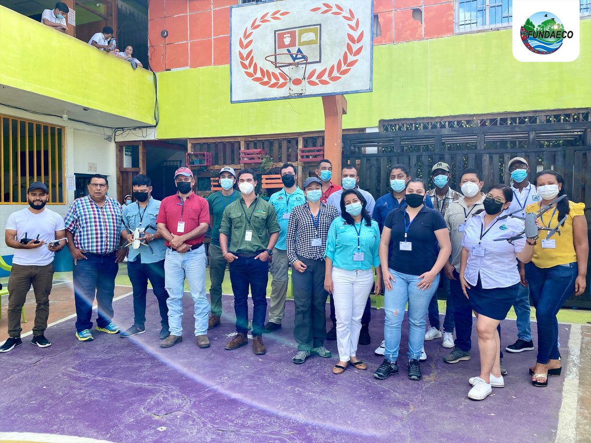 fundaecoguate's tweet photo. #NOTICIAS 🌿🎮🛸 Capacitación de Uso y Mantenimiento de Drones como herramientas para la #conservación y manejo de #recursosnaturales del #Caribe de #Guatemala participa @CONAPgt, #DIPESCA, @marngt, Muni Puerto Barrios y Muni Livingston. Nota completa 👉 https://t.co/QO766jQywV https://t.co/4wztimIPeu