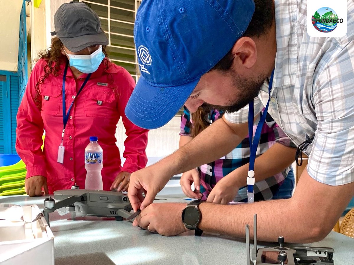 fundaecoguate's tweet photo. #NOTICIAS 🌿🎮🛸 Capacitación de Uso y Mantenimiento de Drones como herramientas para la #conservación y manejo de #recursosnaturales del #Caribe de #Guatemala participa @CONAPgt, #DIPESCA, @marngt, Muni Puerto Barrios y Muni Livingston. Nota completa 👉 https://t.co/QO766jQywV https://t.co/4wztimIPeu