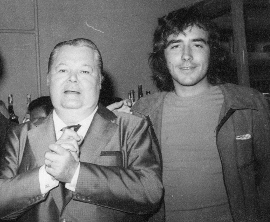 Aníbal Troilo y Juan Manuel Serrat juntos en 1971 en la trastienda de la tanguería "Caño 14" de calle Talcahuano 975.