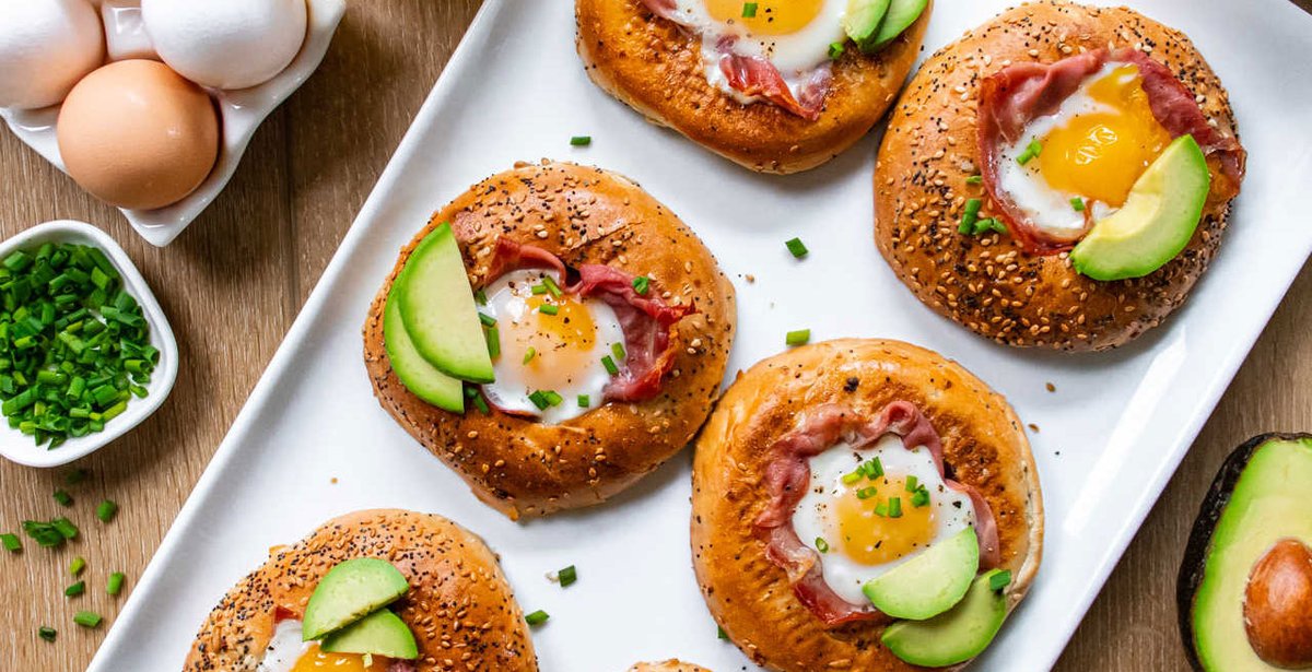 Make your favorite grab-n-go breakfast bagel even better – top it with eggs! 🥯🥚Grab a sheet pan and prep a week’s worth of protein-packed breakfast in no time. Studies show eggs keep the whole family fuller longer. ✅ bit.ly/Sheet-Pan-Egg-…
