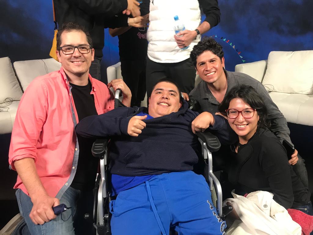 joussylan's tweet photo. ¡Qué gusto no sólo haber visto una excelente película sino encontrarme con grandes amigxs! 😱😱 .@ivanmorales, @Pennyoliva, @el_collecto, @salcisneros , ¡les mando un abrazo grandeee con todo mi cariño! https://t.co/Wx2cUNDEiY