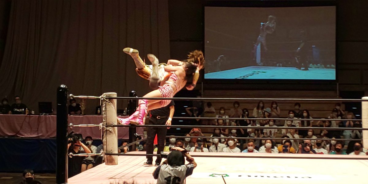 beerzcute's tweet photo. 東京女子プロレス
2022・8・14 後楽園ホール大会
メインイベント
第9回東京プリンセスカップ決勝戦
コーナーからの攻撃狙いを切り返す渡辺未詩さん!
#tjpw
#TPC9 https://t.co/ixNhoBMKa6