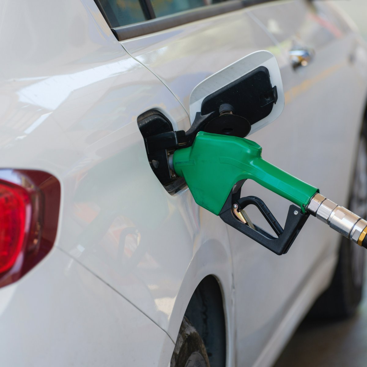 MoreJoy_Auto's tweet photo. Quick tip: After filling the tank, remember to tighten the gas cap completely. A loose cap can cause vapors to escape and can even cause the check engine light to turn on. https://t.co/z28YJLuWOW