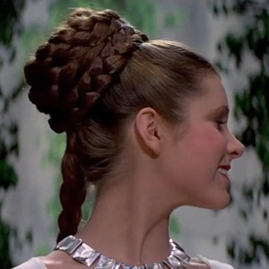 LEIATHlNKER's tweet photo. princess leia's hairstyle during the throne room scene was the prettiest. https://t.co/IkTMaGGX0g