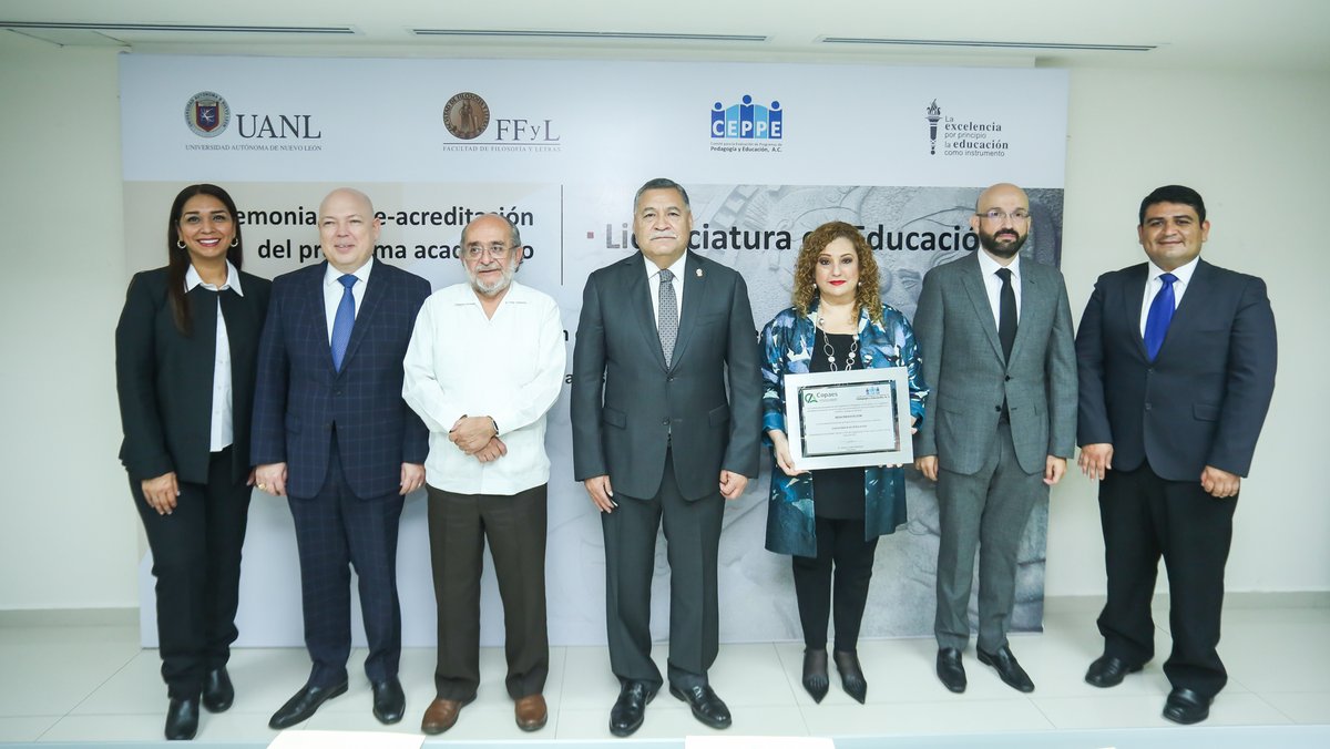 uanl's tweet photo. Al frente del presídium, el Dr. Santos Guzmán, rector de la #UANL, y la Mtra. Ludivina Cantú, coordinadora de la facultad, recibieron la certificación del Dr. Benito Guillén, presidente del #CEPPE, quien expresó lo que significa este reconocimiento.
#ExcelenciayEducación https://t.co/4ehvsRLEyz