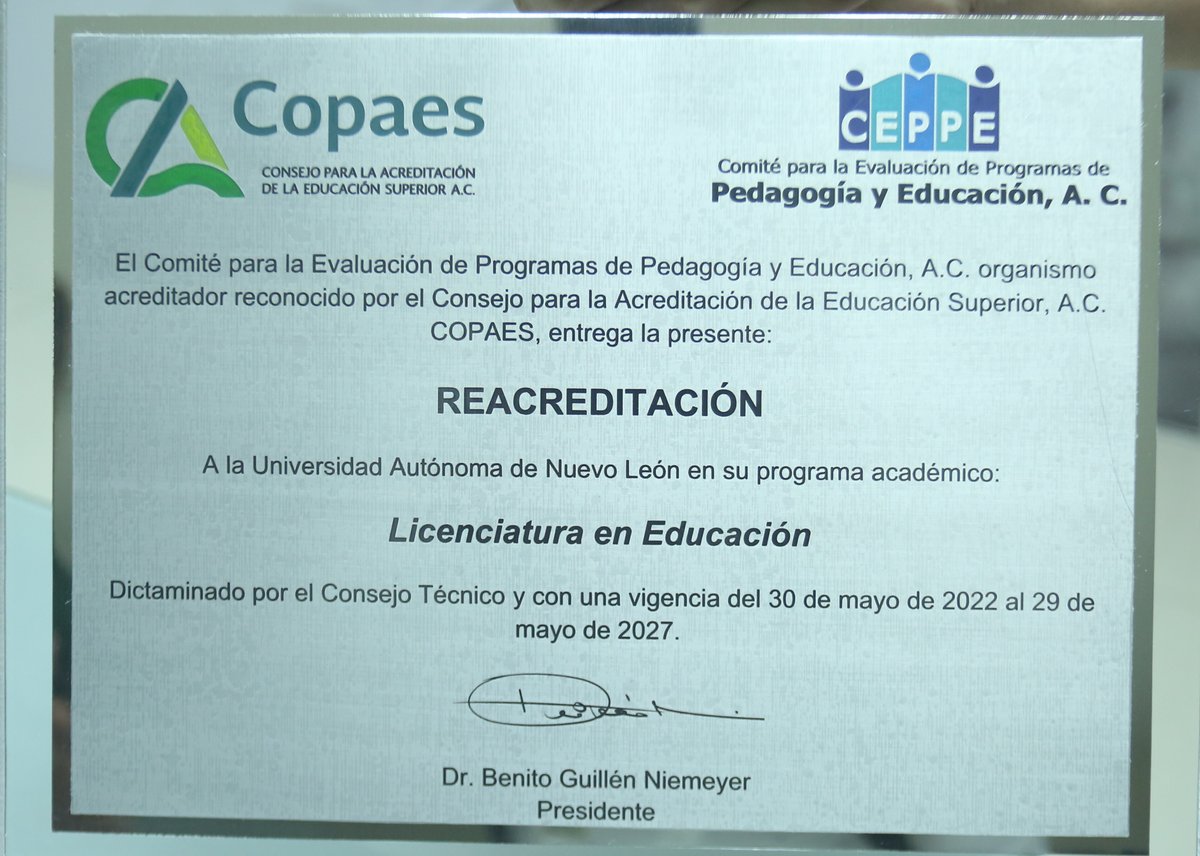 uanl's tweet photo. Al frente del presídium, el Dr. Santos Guzmán, rector de la #UANL, y la Mtra. Ludivina Cantú, coordinadora de la facultad, recibieron la certificación del Dr. Benito Guillén, presidente del #CEPPE, quien expresó lo que significa este reconocimiento.
#ExcelenciayEducación https://t.co/4ehvsRLEyz
