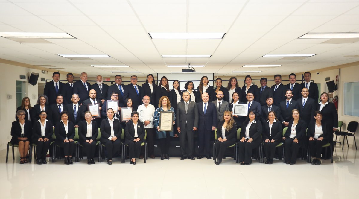 uanl's tweet photo. Al frente del presídium, el Dr. Santos Guzmán, rector de la #UANL, y la Mtra. Ludivina Cantú, coordinadora de la facultad, recibieron la certificación del Dr. Benito Guillén, presidente del #CEPPE, quien expresó lo que significa este reconocimiento.
#ExcelenciayEducación https://t.co/4ehvsRLEyz