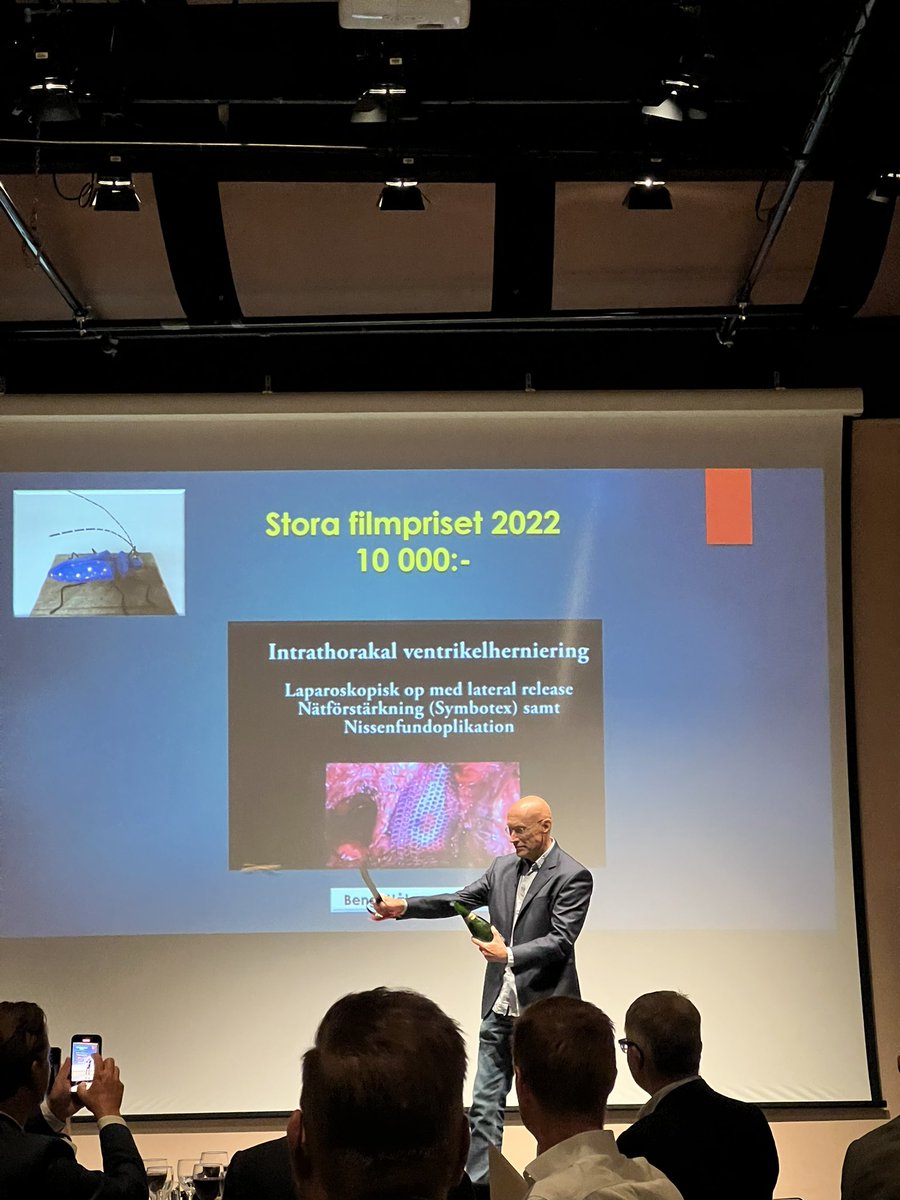 SvSIKT's tweet photo. Årets filmbagge 2021 och 2022 utdelad på årets SIKTmiddag #kirurgveckan2022 https://t.co/Jh5lbtiT7o