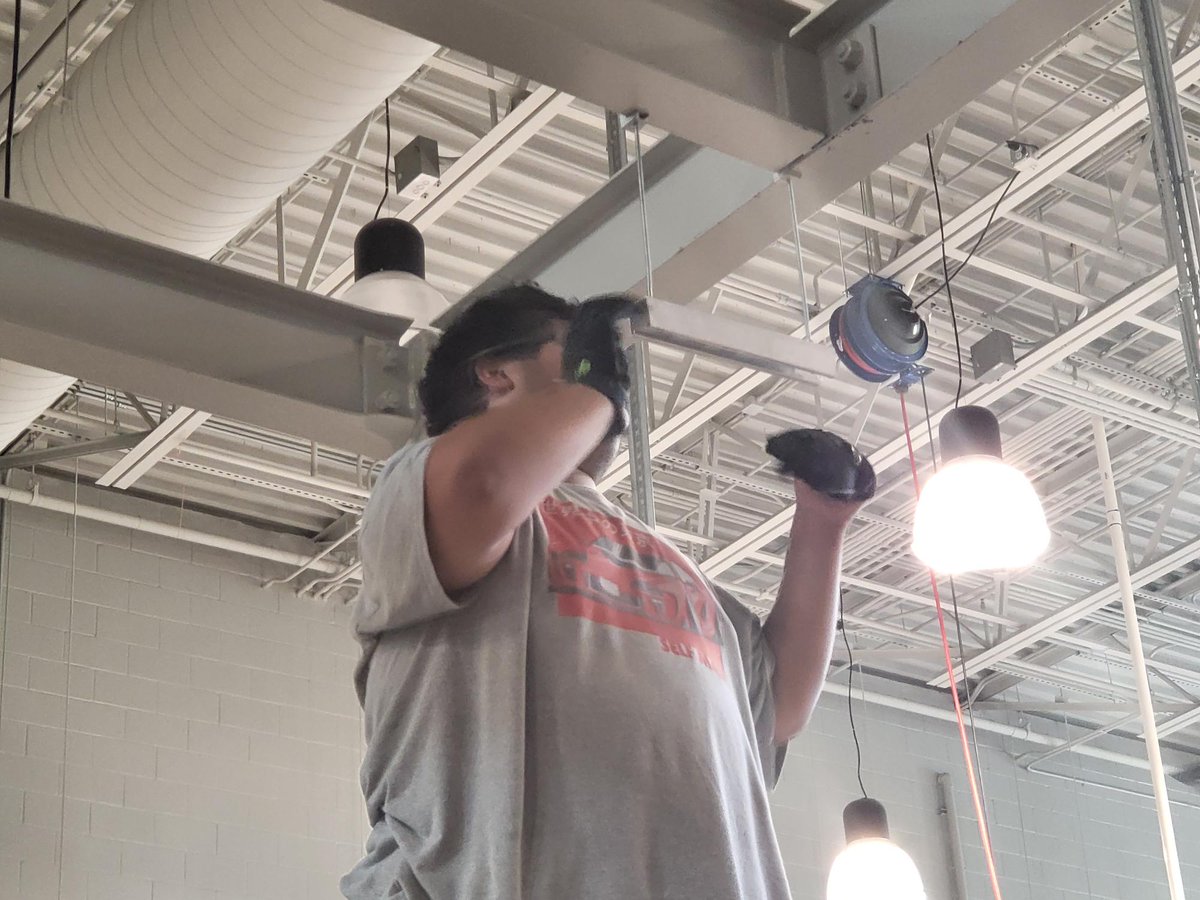 TECCWElectrical's tweet photo. Students begin their 1st big project of the year. Trapeze mounts and mounting disconnects. @lisd_Cte @LISDpartner @LewisvilleISD @LewisvilleHS @TECCwest https://t.co/rxZ5wp7y0w
