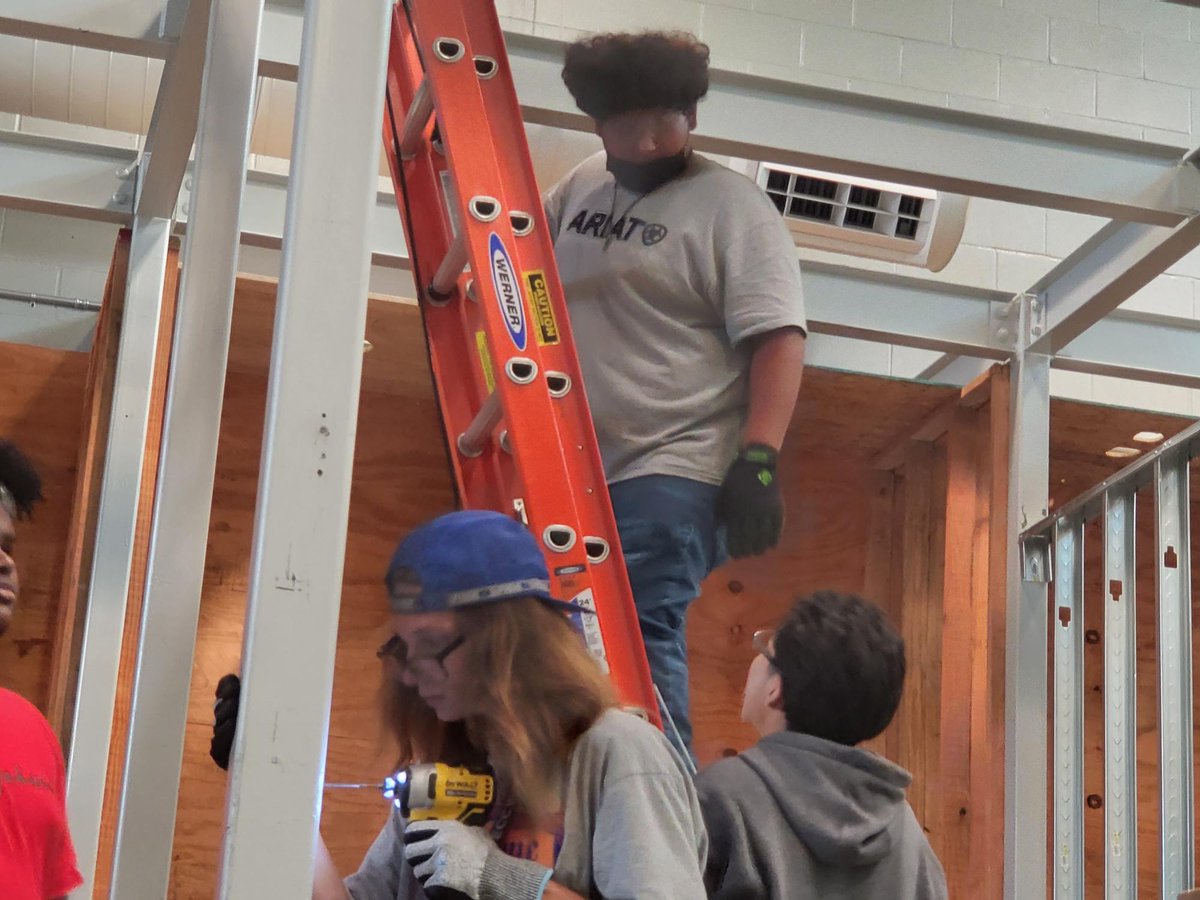 TECCWElectrical's tweet photo. Students begin their 1st big project of the year. Trapeze mounts and mounting disconnects. @lisd_Cte @LISDpartner @LewisvilleISD @LewisvilleHS @TECCwest https://t.co/rxZ5wp7y0w