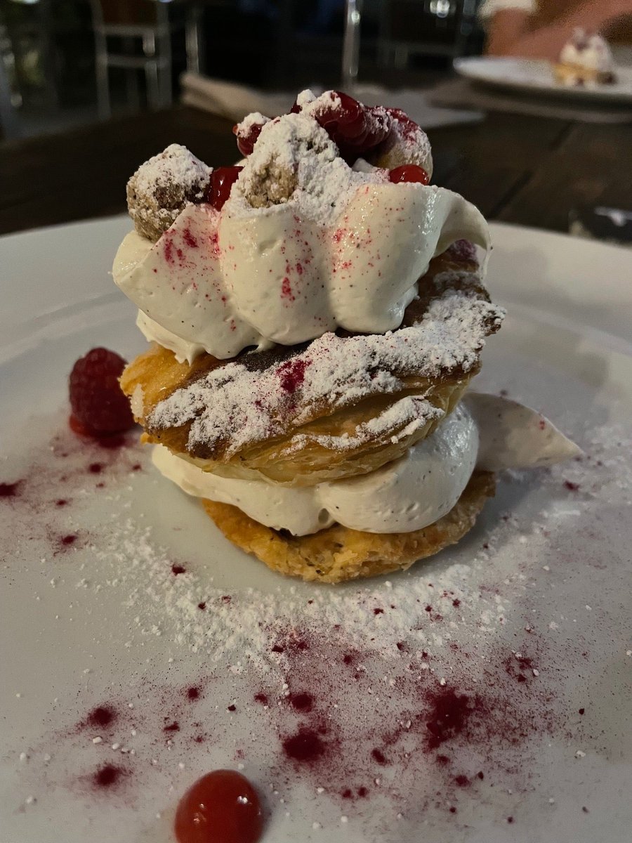 magieltak's tweet photo. Millefoglie chioccolato Bianco E Lampone #desert #desertporno (@ Ristorante la tavola in Idro, Lombardije) https://t.co/qlrjUutwL7 https://t.co/hg6gPsylUD