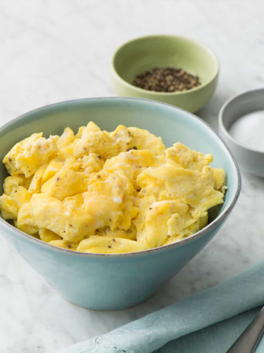 We’ll let you in on a little secret – scrambled eggs can be ready in under a minute in the microwave! 🍳Don’t skip out on a nutritious breakfast – crack two eggs and fuel your day with 12 grams of protein! bit.ly/Microwave-Eggs
