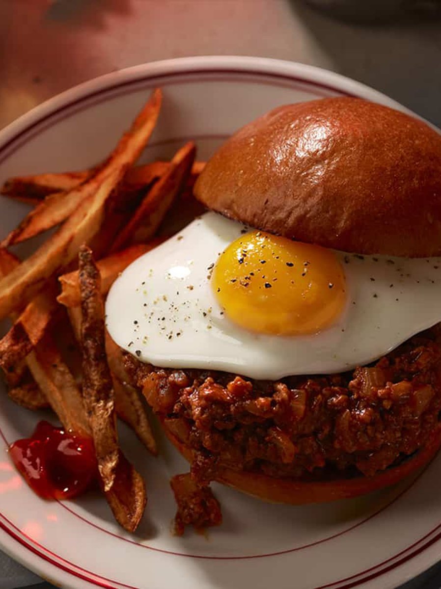 #SloppyJoes are a weeknight family dinner favorite. Add an egg on top to make your Monday night dinner eggs-tra special! 🍳Get the recipe for this quick and easy weeknight recipe – a delicious source of protein, choline and vitamin A! 🥪bit.ly/Sloppy-Joe-Eggs
