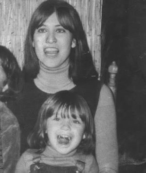 MerGarza's tweet photo. Alemania,1980. Anna Bachmeier de 7 años, tuvo una pelea con su madre y decidió no asistir a clases, fue interceptada por Klaus Grabowski un carnicero de 35 años que vivía por el área, e invitó a Anna a su casa porque tenía gatitos. Klaus secuestró a Ana, agredio sexualmente + https://t.co/EHg2lZoUnb