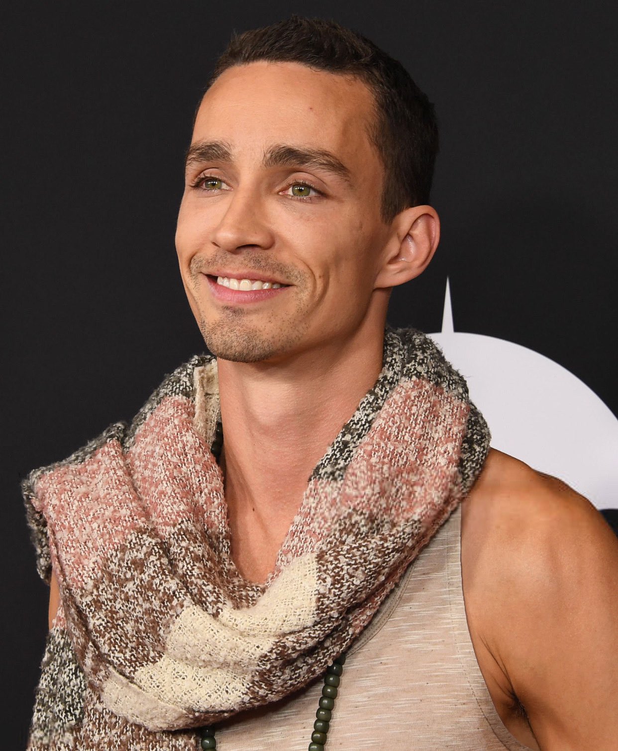 Robert Sheehan 2022