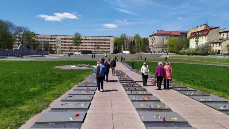 KorsasErik's tweet photo. The former occupied #EasternEurope is in the process of removing all the #Soviet=#Russian war #memorials in their independent countries. Remains of Soviet soldiers from the #FieldofMars are being dug up in #Lviv. Instead, the heroes who died in #Ukraine️ will be buried there. https://t.co/mXyclSovyo