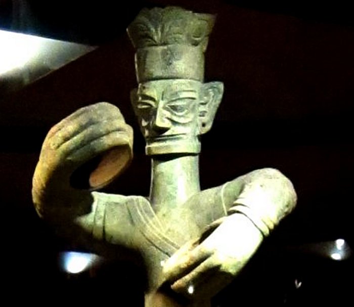 Frequency72's tweet photo. @zippitib i think those are vlash. I was showing someone this https://t.co/UugXBdEuE0 and explaining how jesus's Egyptian friend is actually the same person as these statues in #sanxingdui #karistus #dhorkristyl @robertsepehr https://t.co/nghNOU998n