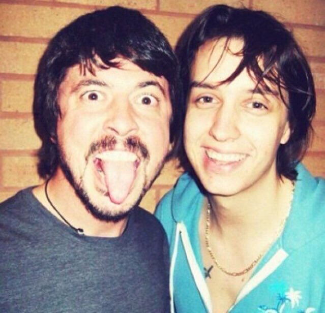 qrpress_'s tweet photo. Julian Casablancas &amp; Dave Grohl... The Strokes &amp; Foo Fighters #QRPlegend #HappyBirthdayJulianCasablancas https://t.co/cfGuth12JZ