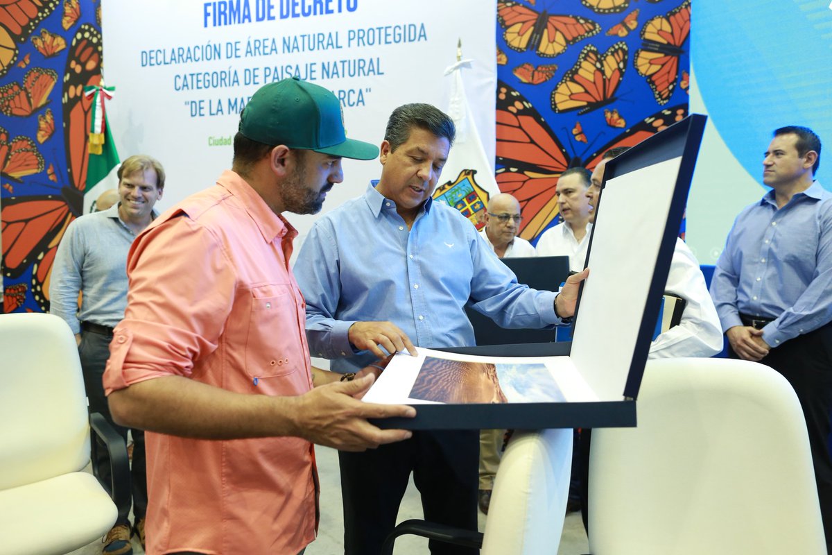 fgcabezadevaca's tweet photo. ¡Tamaulipas cuenta con nueva área natural protegida!

Acompañado por organizaciones y expertos medioambientales, firmé el decreto para la creación del Área Natural Protegida de la Mariposa Monarca, a fin de proteger a esta especie durante su migración por #Tamaulipas. https://t.co/6lAeDESBrg