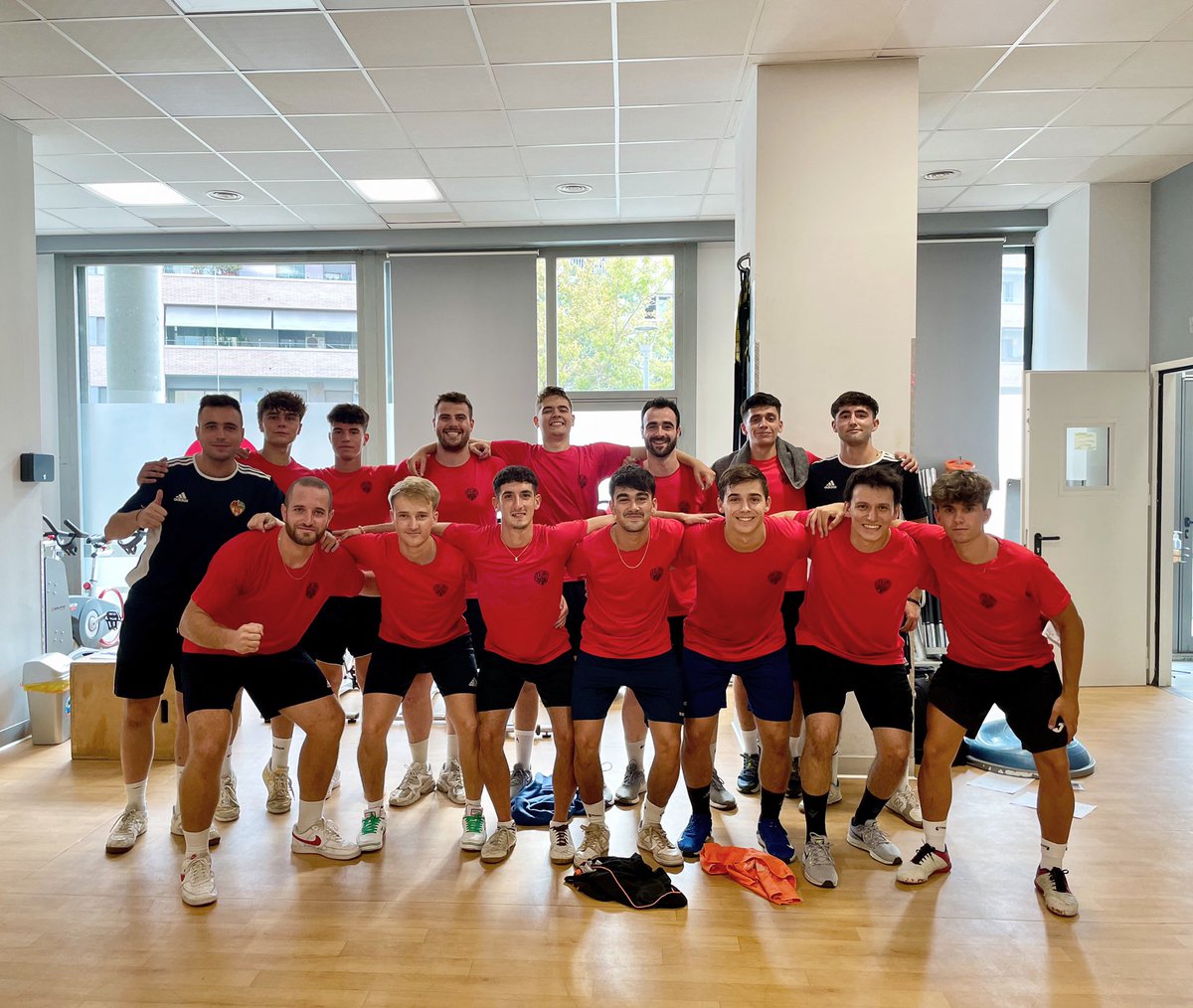 CFSEixample's tweet photo. #ClubCFSE ⚽️
Entre ahir i avui, els equips Sènior i part de la Base han tornat a l’activitat 🏋️♂️!
Setmana de retrobaments i sensacions de cara al Stage del cap de setmana a Blanes, al que s’uniran la resta d’equips 🔜🚌.
Quines ganes en teníem. Arranquem! 💪
#SomEixample ⚫️🔴 https://t.co/u4oc7tHfwF