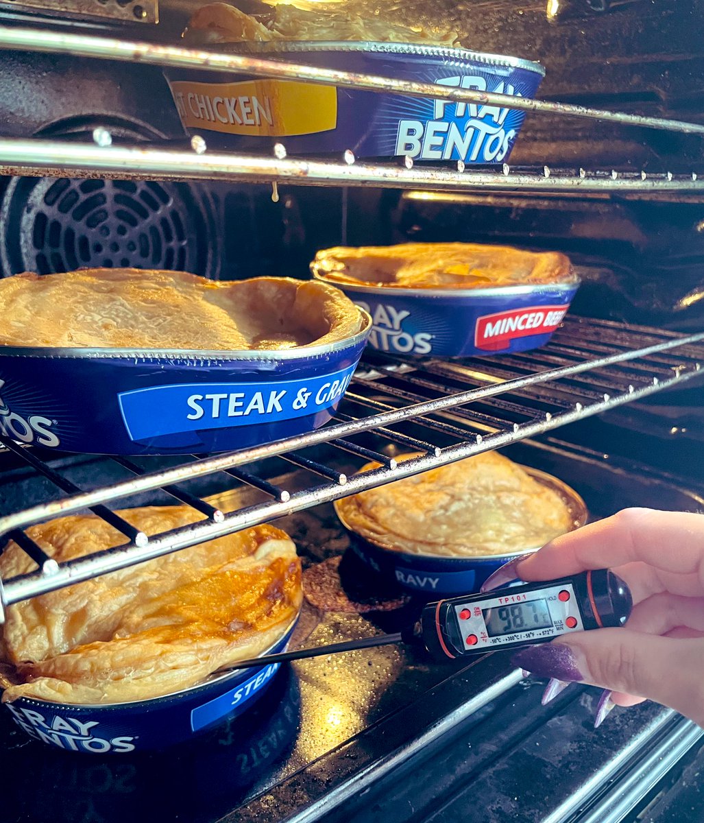 poppygibsonuk's tweet photo. A very warm busy evening at the #soupKitchen tonight π I took a range of pies with mash, vegetables & gravy- comfort food π₯§
We have to check and record the temperature of all our food for safety then scoot like a delivery driver to the #HomelessHub!
π Well done to the team π https://t.co/onvW3T92zS