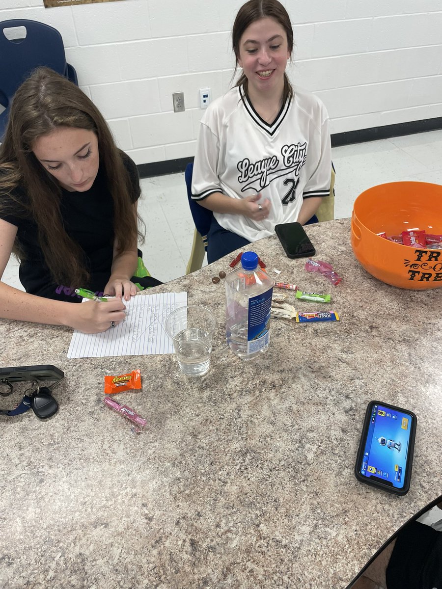 MRobsAg's tweet photo. The Advanced Animal Science students were given a question and they had to come up with an experiment to show their knowledge of the scientific method! #learnbydoing #LCAG https://t.co/IS97CkjijB
