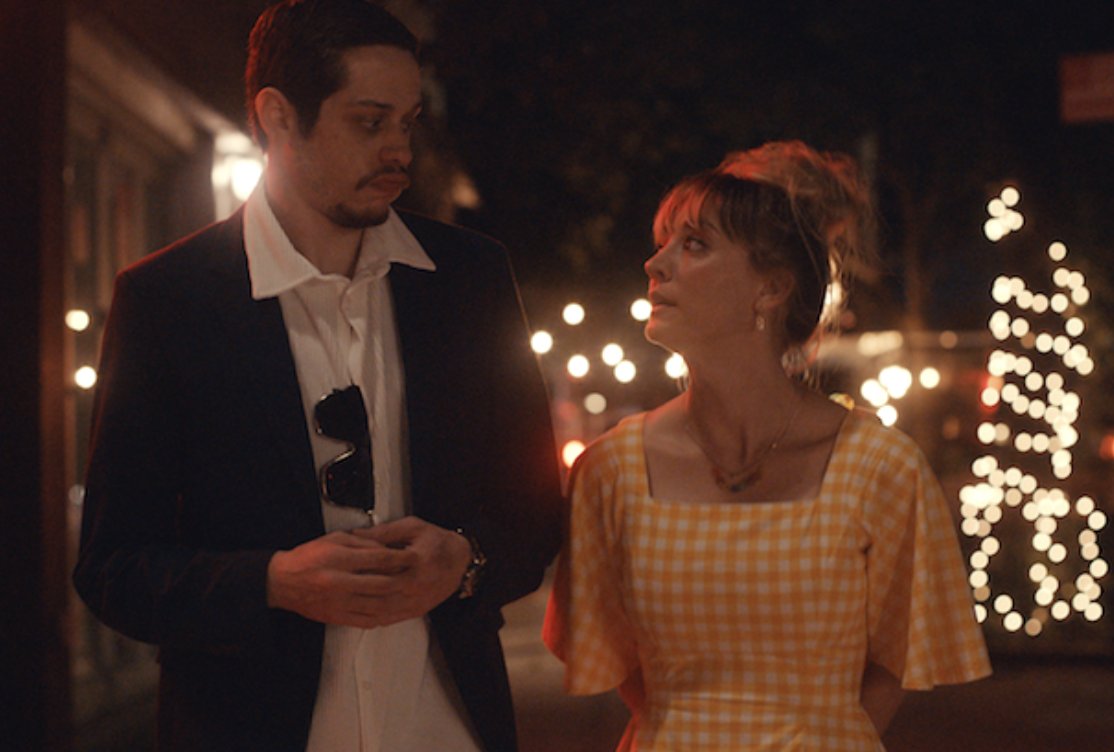 ARRIRental's tweet photo. Peacock’s new film, “Meet Cute,” will be released on September 21. The time-travel rom-com was captured by cinematographer John Matysiak with the #ALEXAMiniLF and ARRI Rental’s exclusive #DNALF lenses.
📷: @peacocktv https://t.co/mzr4JBQLR2