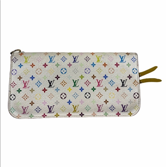 rudess's tweet photo. So good I had to share! Check out all the items I'm loving on @Poshmarkapp #poshmark #fashion #style #shopmycloset #louisvuitton #gucci: https://t.co/TCNegGJnu1 https://t.co/haEwFgChld