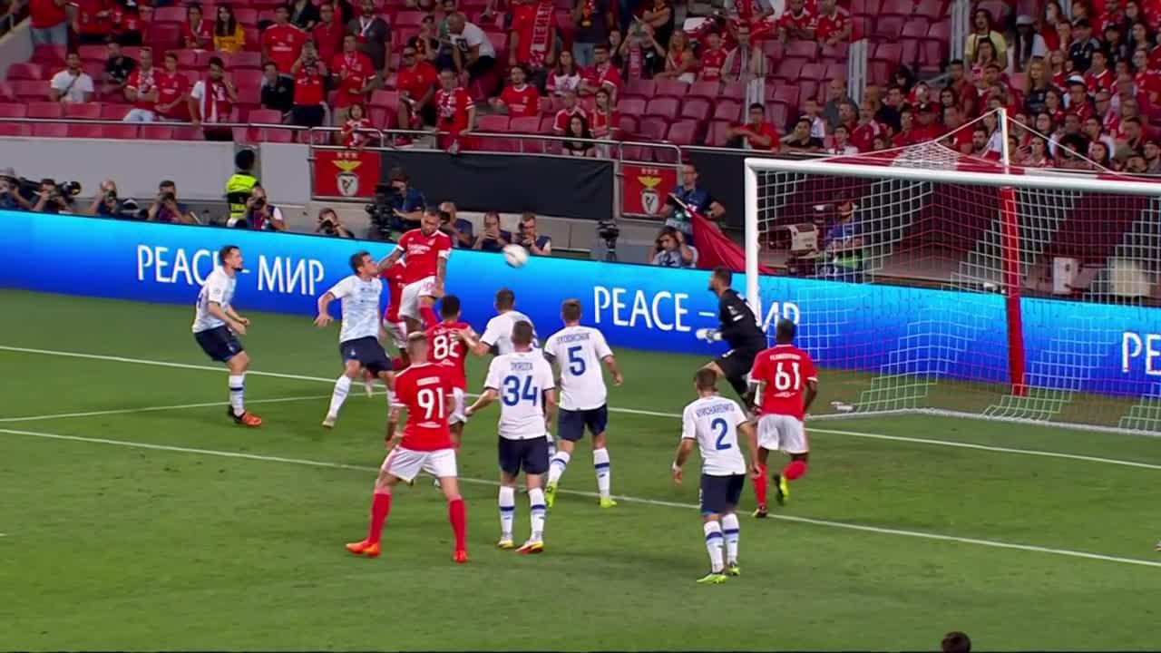 Benfica are ahead!
Nicolás Otamendi gets his head on the ball! 💥”