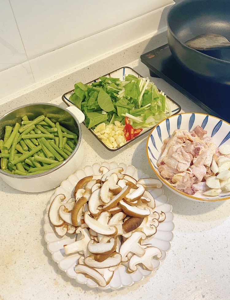 Candice83329975's tweet photo. Lunch is ready: Sauteed ginger chicken with braised beans and stir-fried greens #Lunch #gingerchicken #beans #greens https://t.co/lop3nRcSWR