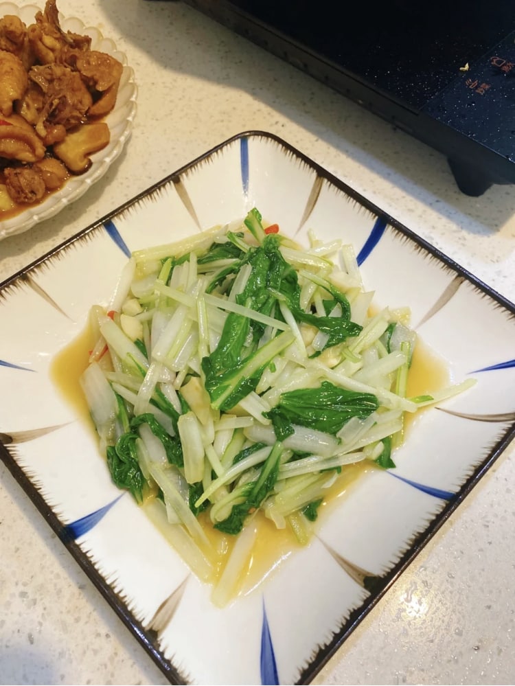 Candice83329975's tweet photo. Lunch is ready: Sauteed ginger chicken with braised beans and stir-fried greens #Lunch #gingerchicken #beans #greens https://t.co/lop3nRcSWR