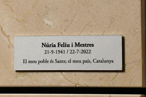 sants3radio's tweet photo. Des d'avui la #Núria #Feliu ja descansa al nou columbari de Santa Maria de #Sants. A la placa s'hi pot llegir "El meu poble és Sants, el meu país Catalunya". Es tracta del primer enterrament a Sants des de fa més de 140 anys.
▶️Notícia📰i fotos📸: https://t.co/y9gYZvmaN9 https://t.co/ouRnL4ZFw4