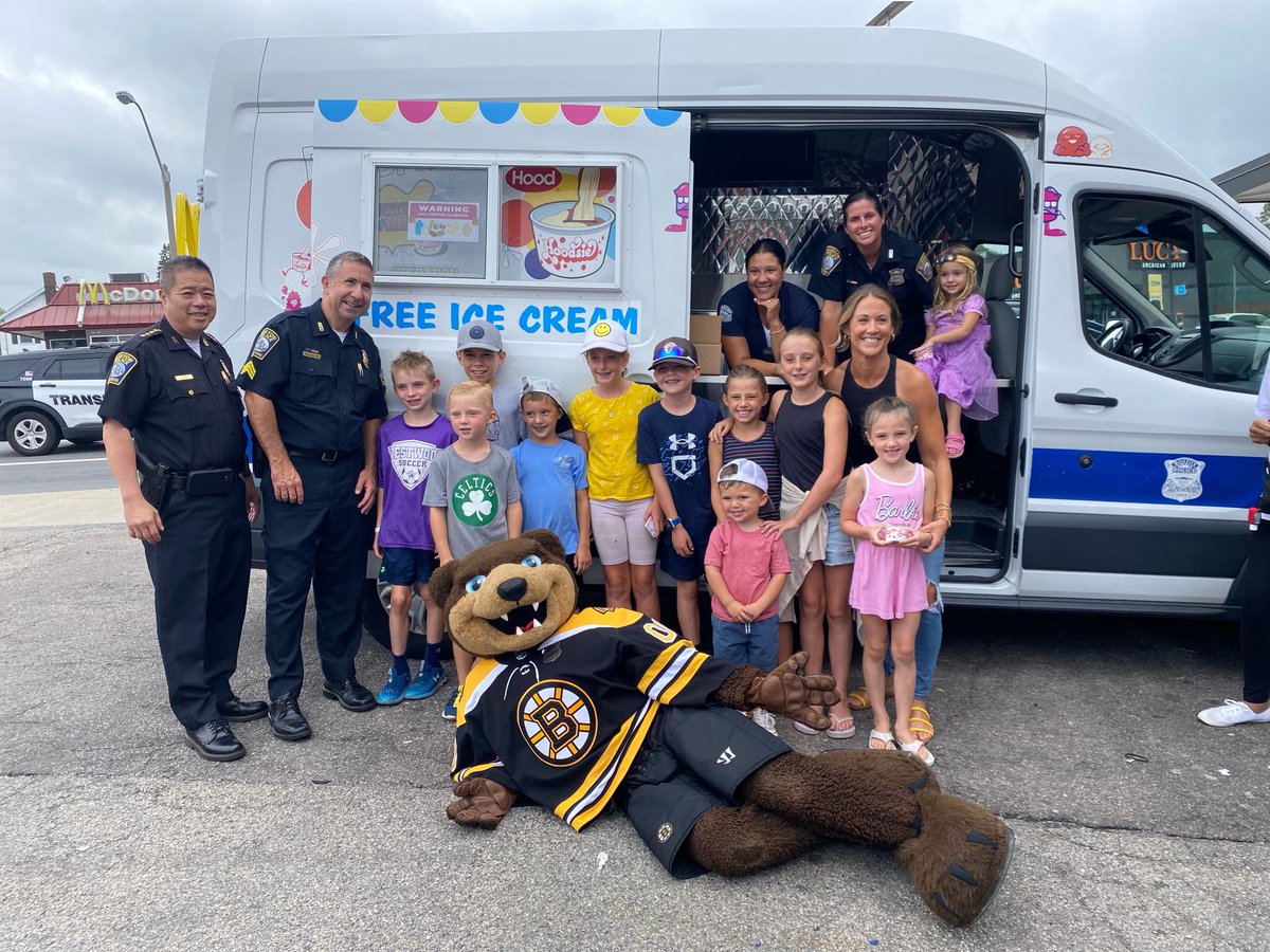 BCEengagement's tweet photo. “Top Cop👮♂️ visits Top Shelf 🍪”@topshelfcookies! @bostonpolice Officers from #C11 #B3 & #BCE had a great time w/@NHLBruins Blades 🐻 we enjoyed making 🍪, eating🍦, & spending time w/ #ouryouth💙 #adamscorner #dorchester #commUNITYpolicing #engagementeveryday #operationhoodsiecup https://t.co/QaOQSTxNao