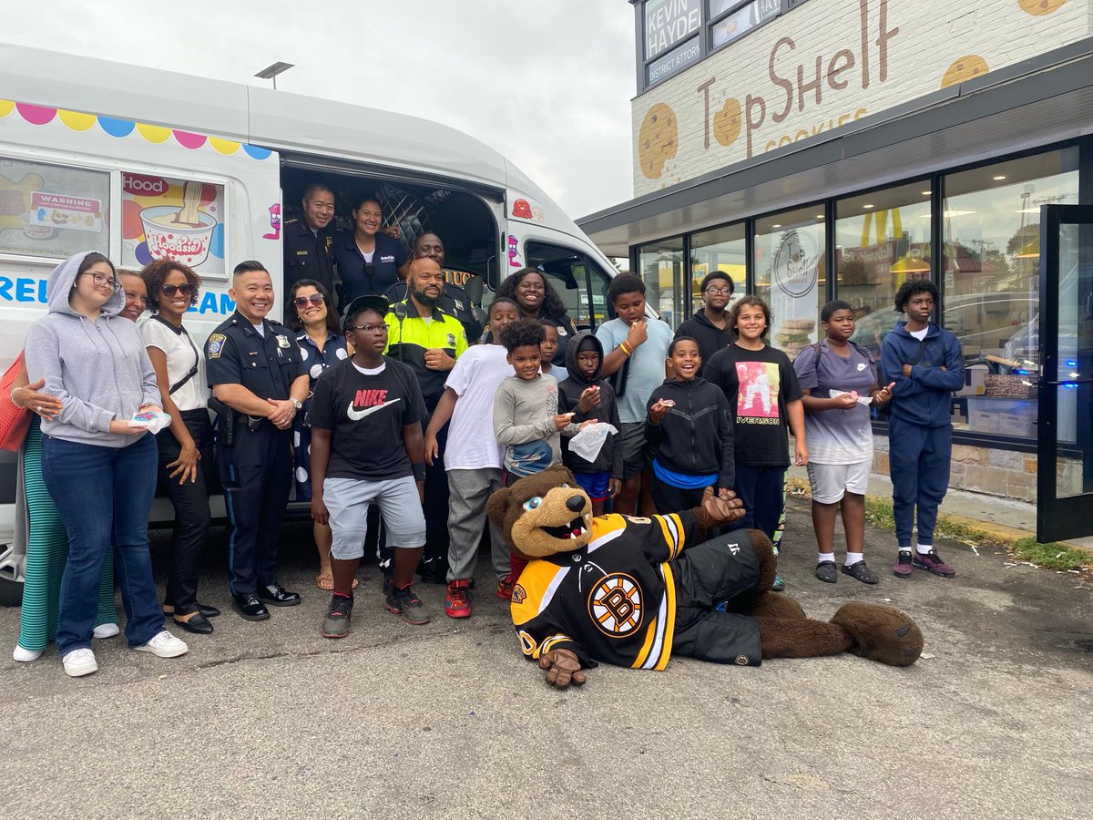 BCEengagement's tweet photo. “Top Cop👮♂️ visits Top Shelf 🍪”@topshelfcookies! @bostonpolice Officers from #C11 #B3 & #BCE had a great time w/@NHLBruins Blades 🐻 we enjoyed making 🍪, eating🍦, & spending time w/ #ouryouth💙 #adamscorner #dorchester #commUNITYpolicing #engagementeveryday #operationhoodsiecup https://t.co/QaOQSTxNao