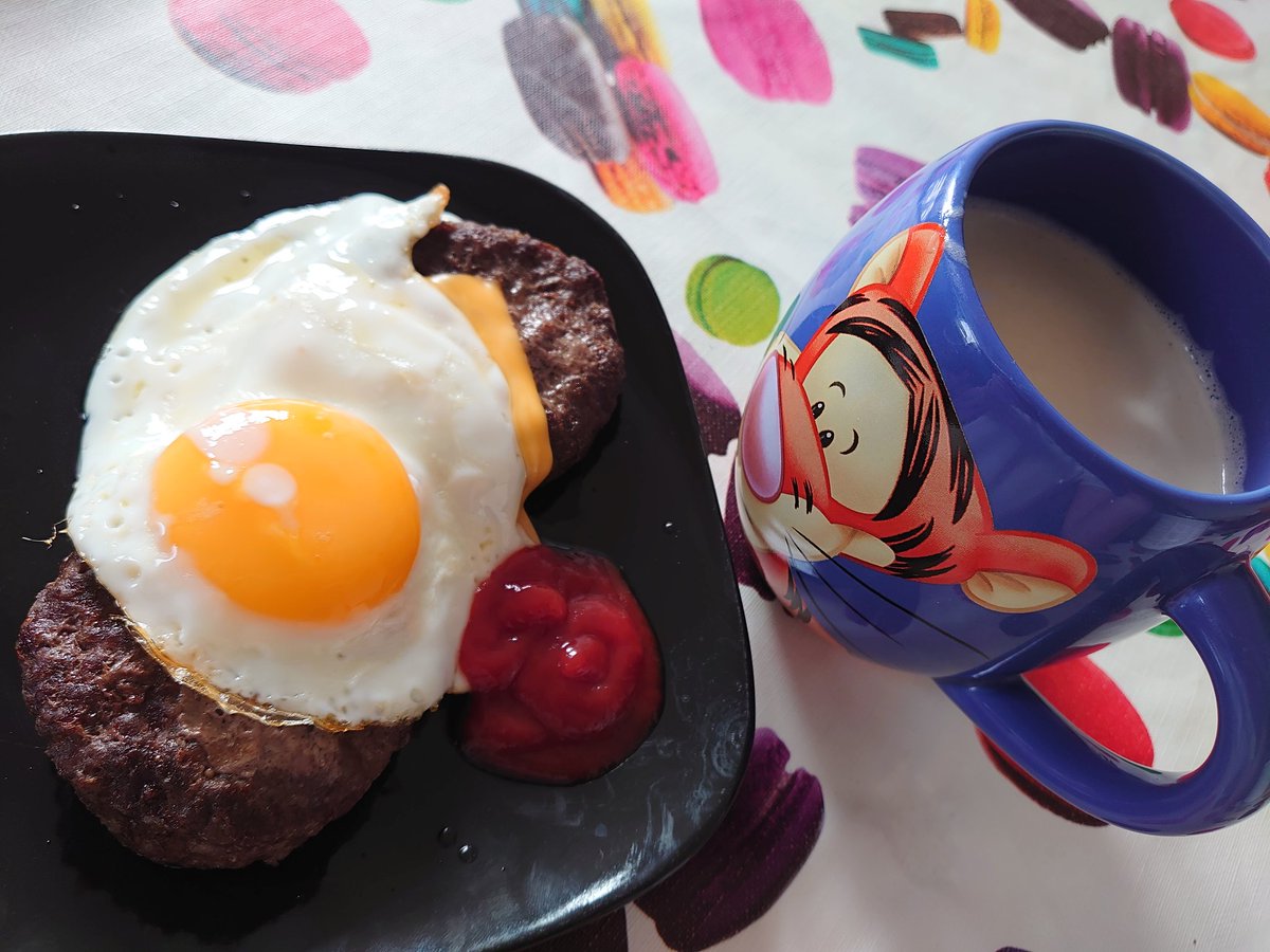 Ashy_the_Bear's tweet photo. Dinner today cheeseburgers and a egg, with a hug in a mug.
#keto #ketoaf #ketodiet #ketofood #ketofoodprep #foodprep #foodprepping #ketodinner #ketolife #ketolifestyle #ketoliving #ketolicious https://t.co/ifqGaBuUb4