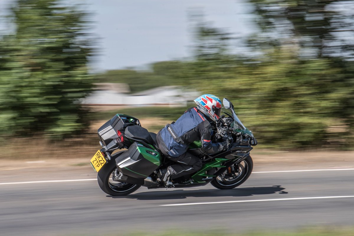 CarlStevens17's tweet photo. Don’t have a cow, man.
Making some pals between racking up the miles on Kawasaki’s H2 SX SE 🤘
#Kawasaki #HS2X #Cows https://t.co/1wSRoZ01Jw
