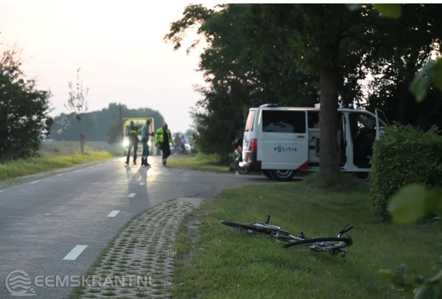 Westeremden – Op de Huizingerweg bij Westeremden heeft vanavond een ongeval plaatsgevonden tussen een automobilist en een fietser. Hierbij raakte de fietser ernstig gewond, na behandeling ter plaatse is de fietser met spoed overgebracht naar het ziekenhuis in Groningen.