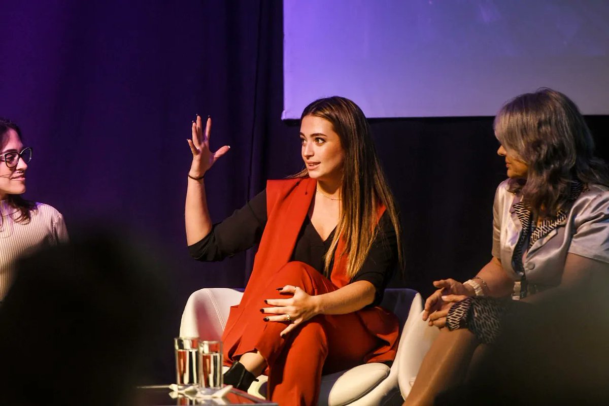 gaby_cibils's tweet photo. Por mas emprendedoras e inversoras! 💪🥂

Panel de Mujeres en Venture Capital para el #VCLAT de Bolivia 🇧🇴 con semejante compañia! @marta_cruz @juliasantander @Omairasb

Compartiendo alguito mi experiencia en Silicon Valley, Paraguay y @Cibersons_🚀 https://t.co/pX0BpwVAVh