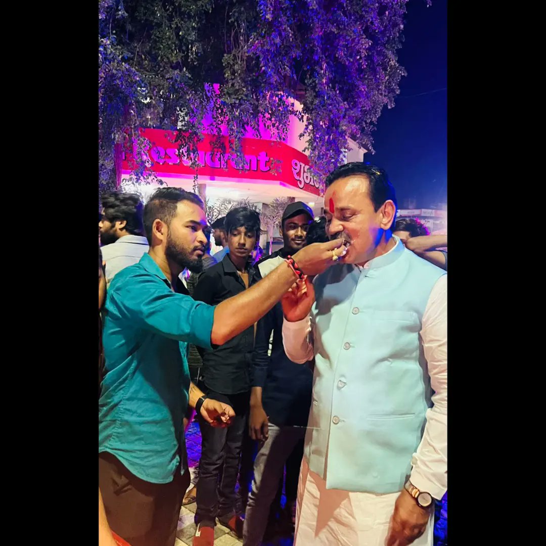 devendrakorba's tweet photo. कोरबा के घंटाघर में नगर के युवा मित्रों के द्वारा पूरे उत्साह के साथ जन्मदिन का आनंदोत्सव मनाया गया.. सभी साथियों को इस सम्मान और प्रेम के लिए बहुत-बहुत धन्यवाद और आभार.
#Ghantaghar #HeartPlaceOfKorba #korbacity https://t.co/1oC1vCKv7B