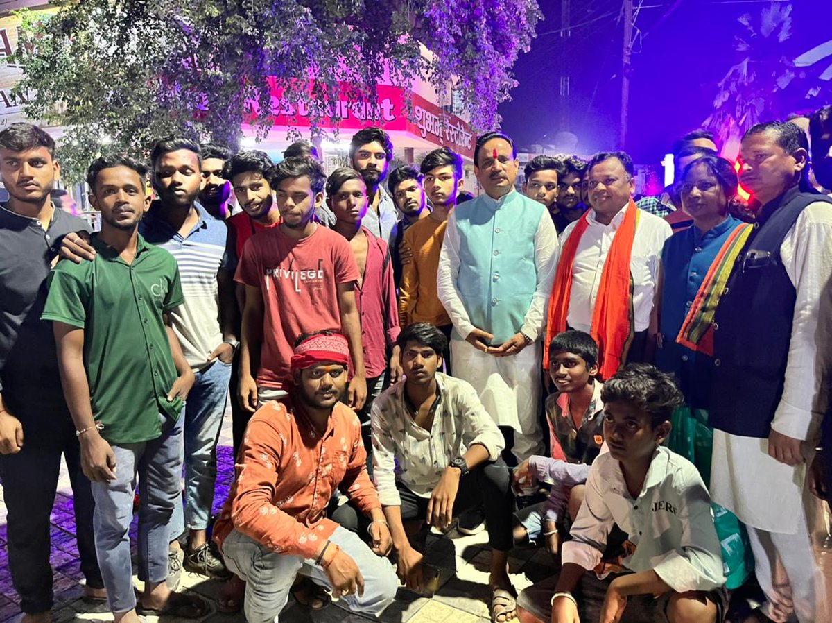 devendrakorba's tweet photo. कोरबा के घंटाघर में नगर के युवा मित्रों के द्वारा पूरे उत्साह के साथ जन्मदिन का आनंदोत्सव मनाया गया.. सभी साथियों को इस सम्मान और प्रेम के लिए बहुत-बहुत धन्यवाद और आभार.
#Ghantaghar #HeartPlaceOfKorba #korbacity https://t.co/1oC1vCKv7B