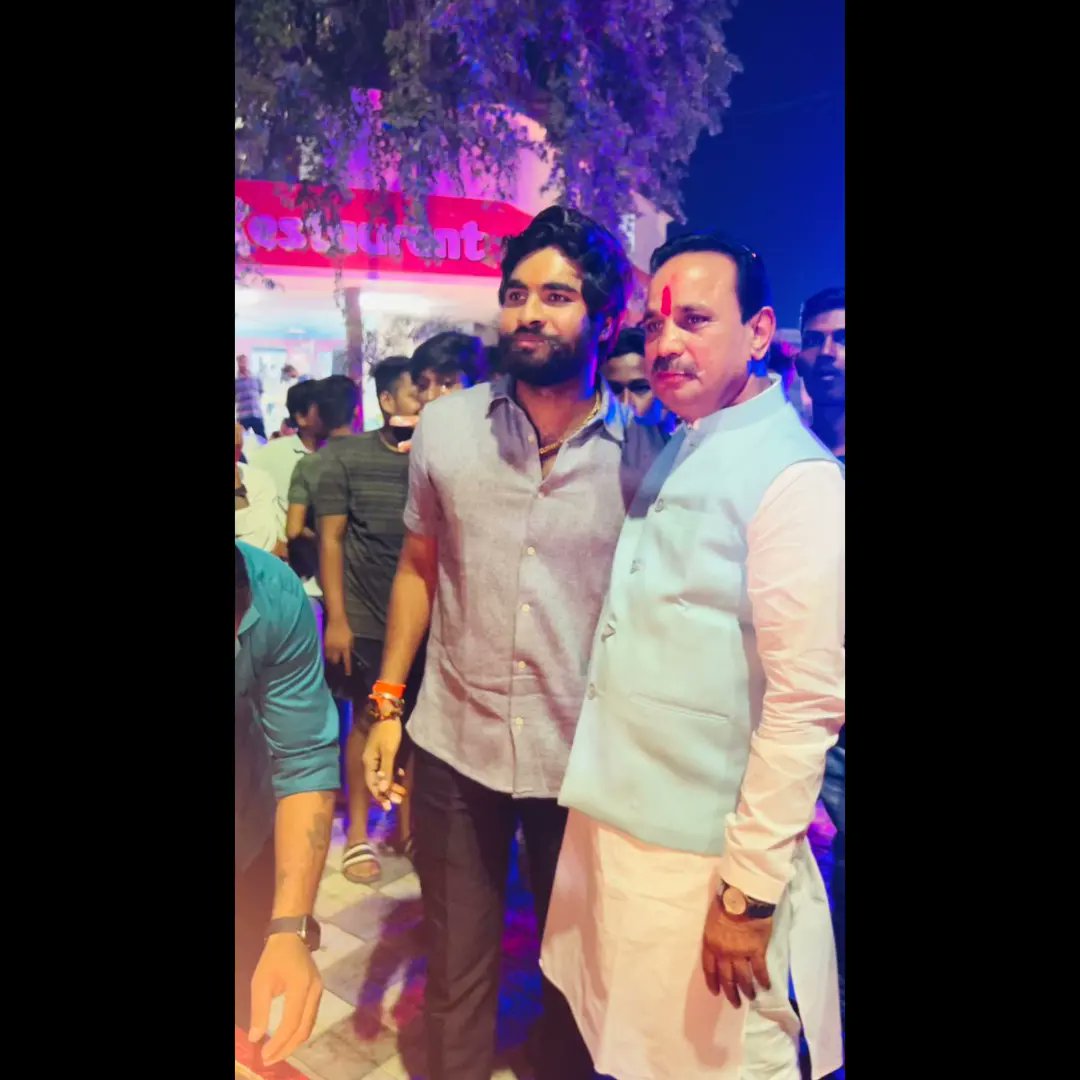 devendrakorba's tweet photo. कोरबा के घंटाघर में नगर के युवा मित्रों के द्वारा पूरे उत्साह के साथ जन्मदिन का आनंदोत्सव मनाया गया.. सभी साथियों को इस सम्मान और प्रेम के लिए बहुत-बहुत धन्यवाद और आभार.
#Ghantaghar #HeartPlaceOfKorba #korbacity https://t.co/1oC1vCKv7B