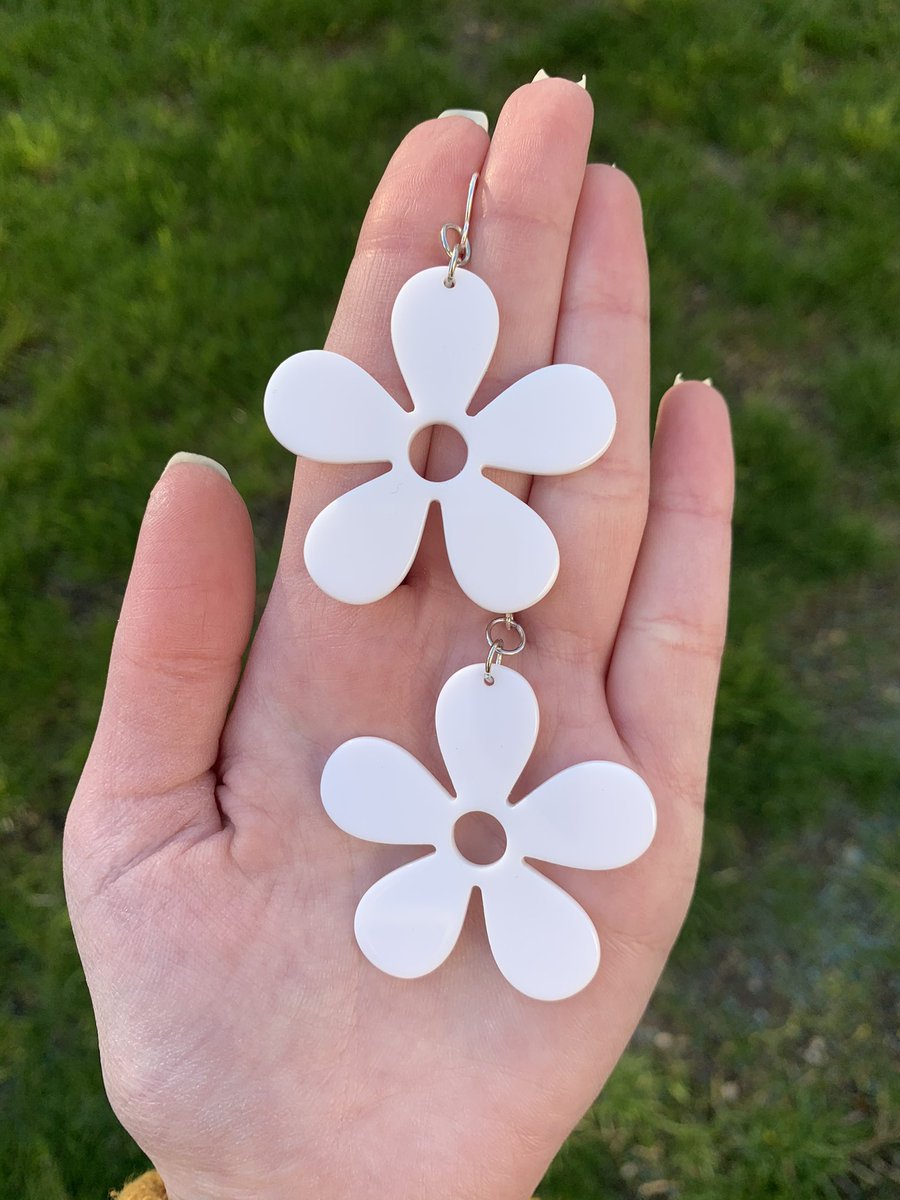 🌼🤍The white groovy flower earrings are back in stock! Shop link in bio🤍🌼