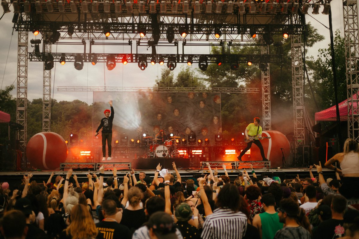workshopmgmt's tweet photo. Sad Summer Fest wrapped up earlier this month — special thanks to our production team, artists, and crew for making this year's festival happen. See you next summer! 📸: @bridgetncraig + Salma Bustos https://t.co/GPOVVvdMFw