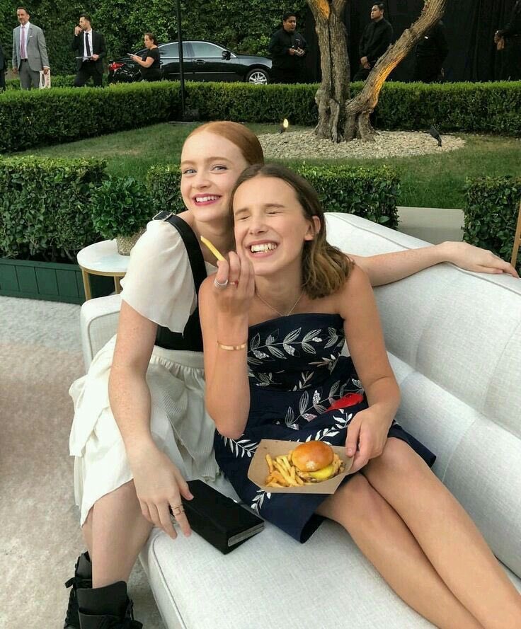 milliefeed's tweet photo. millie and sadie https://t.co/krxluevrCg