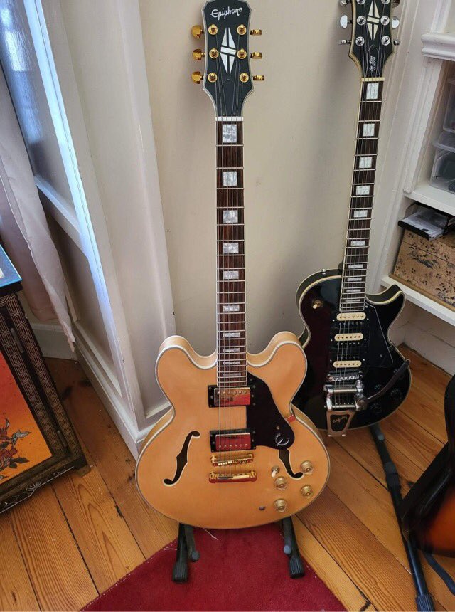 Harry_Irvine22's tweet photo. Entered a live draw for a guitar after a few too many beers a few weeks ago. Totally forgot about it. Got a phone call today from a guy in Edinburgh telling me I’d won a guitar, thought he was taking the piss. So anyway here’s my new ES-335. #NotABadTuesday https://t.co/cx8a44m8oO