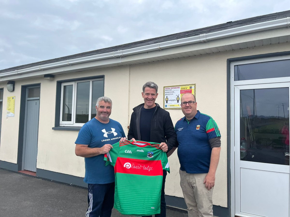 kibgaaclub's tweet photo. Pictured here is Michael, Club Chairman and Paul, Club Secretary with one of our USA club sponsors Bill Baroni who finally got to come and visit the club grounds. 

The club presented him with a KIB Jersey to thank him for his continued support! 

🟢🔴 https://t.co/OZjTyLXYWM