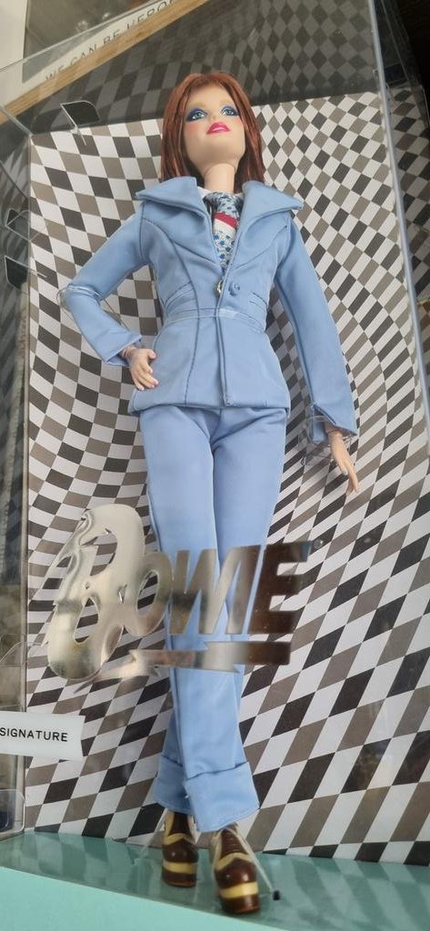 Filmsteria's tweet photo. Fans de #Barbie, pero sobre todo fans de #Bowie: tenemos una Barbie Signature edición David Bowie. 

La dinámica para ganarla inicia aquí, den RT a este tuit y estén pendientes en el podcast de hoy para más datos.

Promo cortesía de #Mattel. https://t.co/ag20joXcVZ