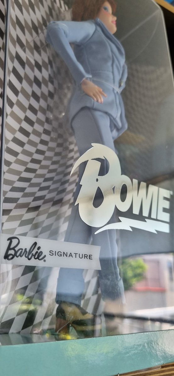Filmsteria's tweet photo. Fans de #Barbie, pero sobre todo fans de #Bowie: tenemos una Barbie Signature edición David Bowie. 

La dinámica para ganarla inicia aquí, den RT a este tuit y estén pendientes en el podcast de hoy para más datos.

Promo cortesía de #Mattel. https://t.co/ag20joXcVZ